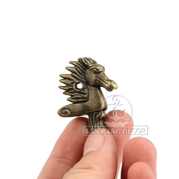 Alternative view of Nẹp Chân Hình Cá Ngựa Cổ Điển 08 - KT:C3.9cm